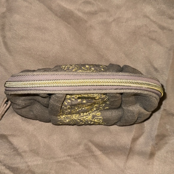 Victoria Secret taupe canvas w/goldtone hardware zip around wristlet NWOT - Picture 14 of 14